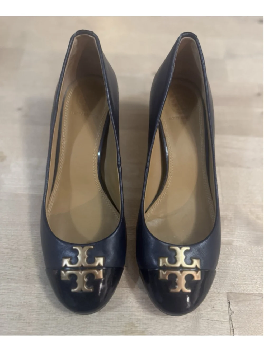 Tory Burch Designer Everly Cap Toe Leather Black Gold Logo Block Heel Pump 6 NEW